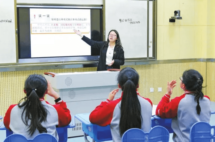 邓婕在线学习英语，打破传统，拥抱数字化教育的新风尚